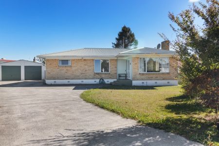 Three Bedroom Family Home - Photo 4