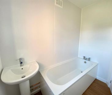 4 bedroom semi-detached house to rent - Photo 5