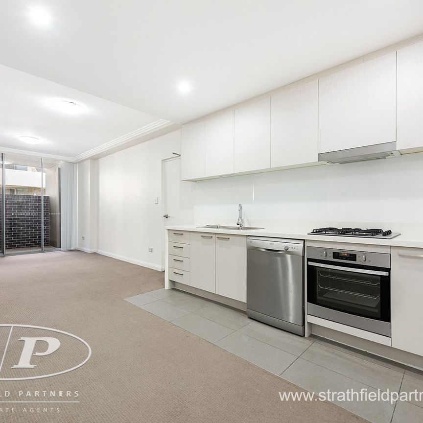 3 Bedroom Apartment in the heart of "Centenary Park" - Photo 1