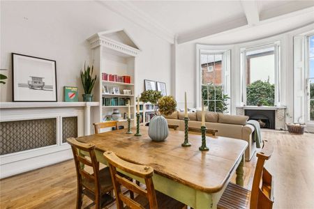 Stunning two bedroom apartment set on the ground and lower ground floor of an impeccable Grade II listed Georgian building. - Photo 2