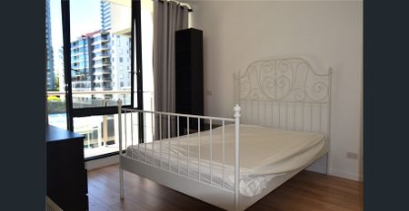 Bright & Spacious Furnished 2-Bedroom Apartment in a Prime South Melbourne Location - Photo 2