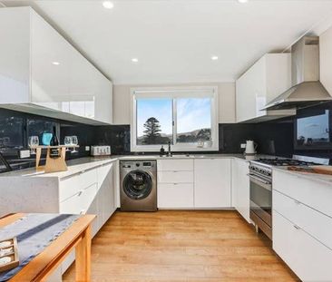 Fully Furnished Contemporary Apartment - Photo 4