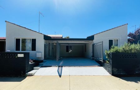 Charming Rental House in Desirable Mosman Park - Fully Equipped and Well-Maintained - Photo 2