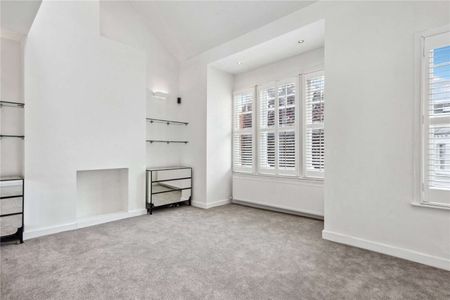 A superb three bedroom duplex flat, ideally located between the commons. - Photo 2