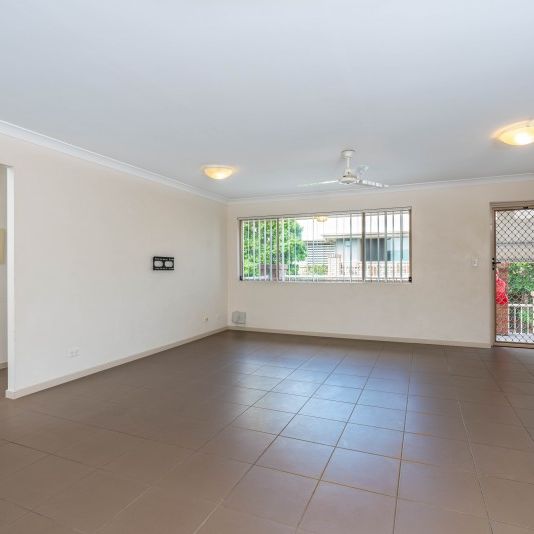 3 bed 3 Ensuites Great Location - Photo 1
