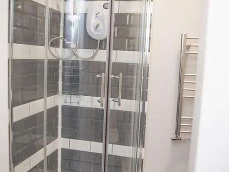 6 Bedroom all En-suite Shared House on the outskirts of the Town Centre Room 5 - Photo 4