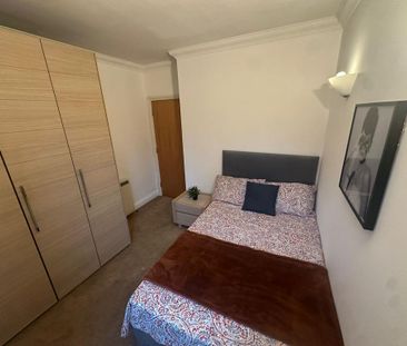 4 bedroom flat share to rent - Photo 4