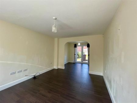 4 bedroom detached house to rent - Photo 2