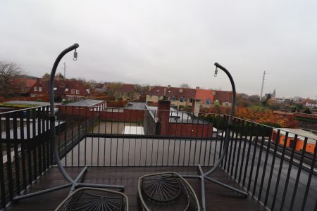 Gerenoveerd duplex-appartement met 3 slaapkamers, terras en autostaanplaats met fietsenberging. - Foto 4