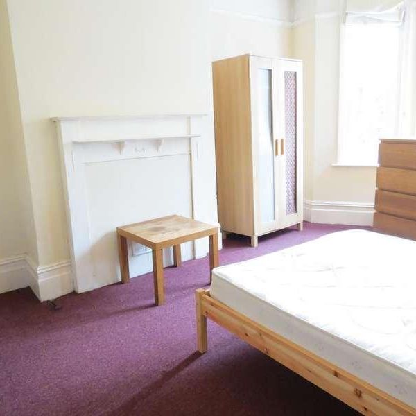 Bedroom Detached House In Charminster, BH8 - Photo 1