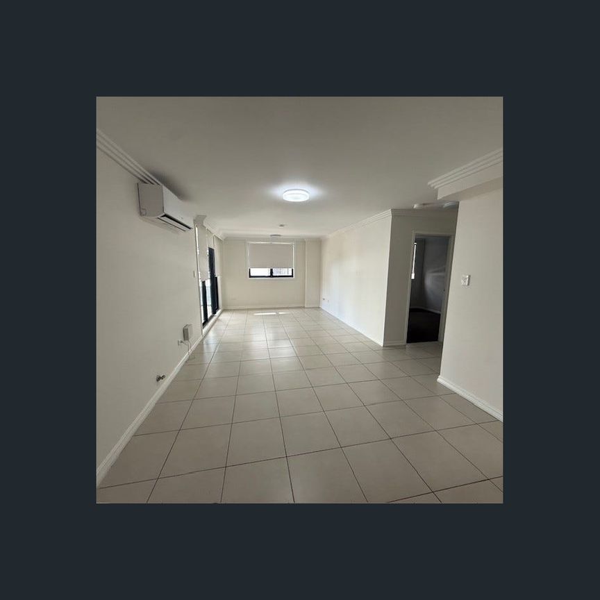 SPACIOUS & CONVENIENT - BRIGHT 2 BED APARTMENT - Photo 1