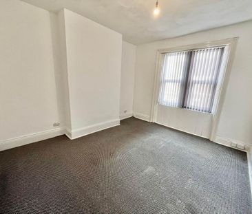 3 bedroom flat to rent - Photo 2
