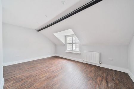 3 Bedroom Flat / Apartment - Church Street, Romsey - Photo 2