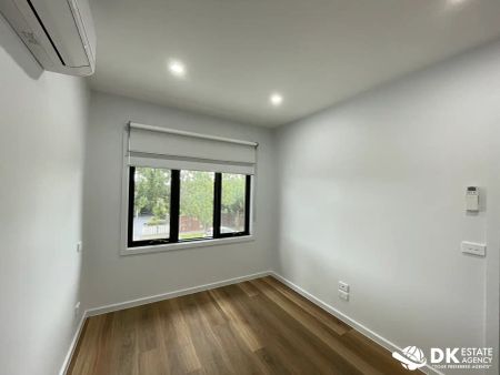 “Stunning Townhouse in Albion” - Photo 2