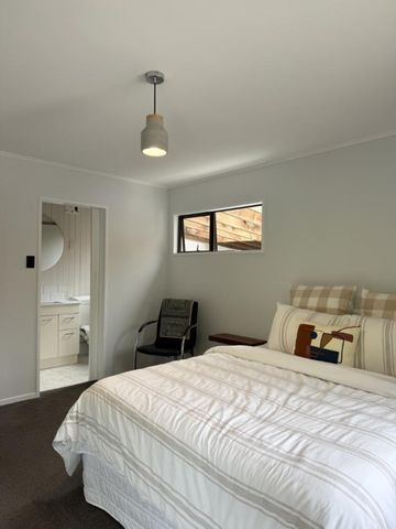 Spacious 4-Bedroom Home with Pool and Fantastic Outdoor Living - Photo 5