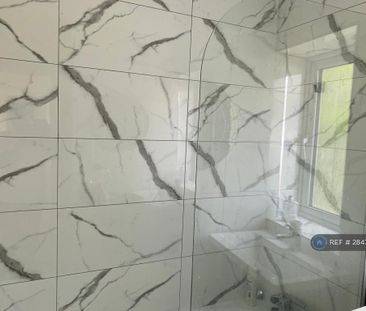 3 bedroom end of terrace house to rent - Photo 2