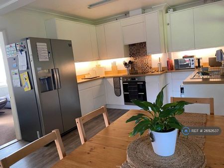 3 bedroom semi-detached house to rent - Photo 2