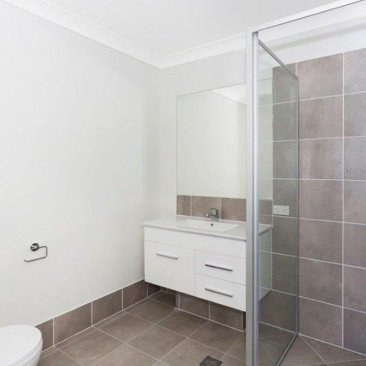 3 BED, A/C, MINUTES TO GATEWAY 3bed, large living space unit, A/C, gas cooktop, covered patio - Photo 1