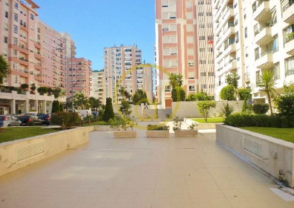 LISBON / TELHEIRAS - PARQUE PRÍNCIPES T1 furnished. Garage