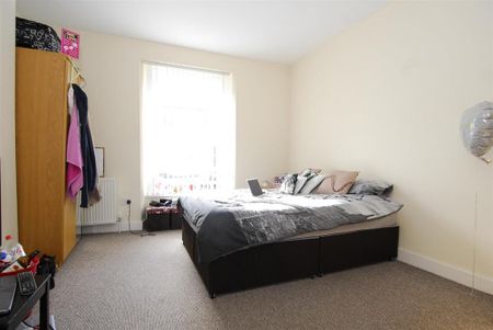 3 bedroom flat to rent - Photo 3
