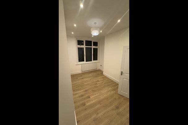 3 Bed Flat, Cranbrook Road, IG1 - Photo 1