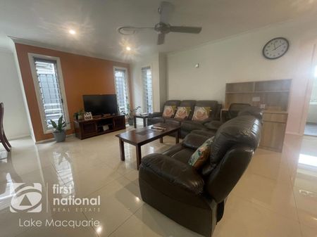 Modern, Neat & Tidy Family Home - Photo 2