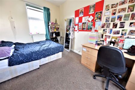 6 bedroom House in Chiswick Street, Leeds - Photo 2