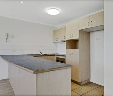 Freshly renovated unit in prestigious Cotton Tree area - Photo 4
