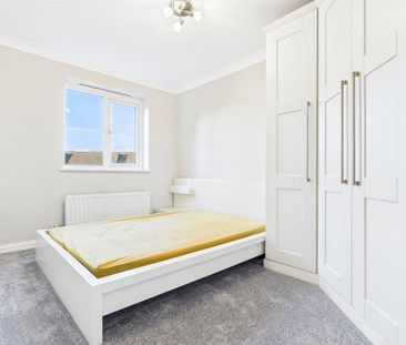 Grove Crescent, Hanworth, TW13, Feltham - Photo 4