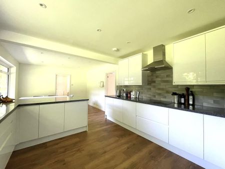 4 bedroom detached house to rent - Photo 5
