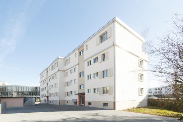 Neusanierte, helle 3-Zimmer-Wohnung an bestens erschlossener Lage in Dietlikon - Photo 1