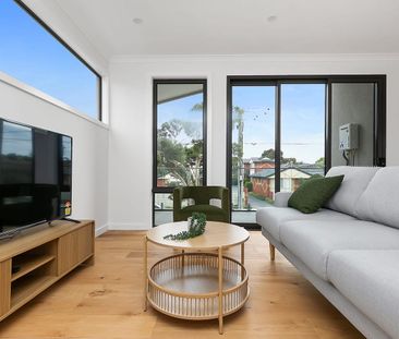 Luxury Fully Furnished Townhouse – Prime Clayton Location! - Photo 1