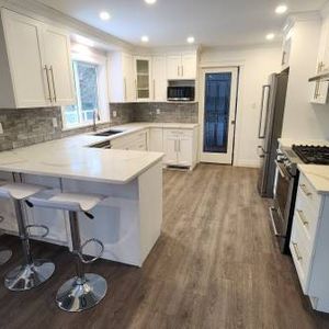 Beautifully Renovated 2 bedroom, 1 bath Upper Suite - Photo 2