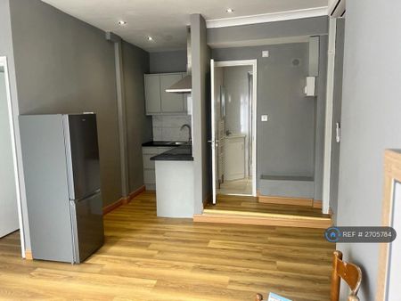 2 bedroom maisonette to rent - Photo 4