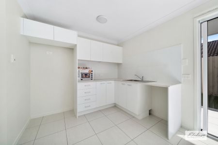 4B/13 Lorimer Street - Photo 2