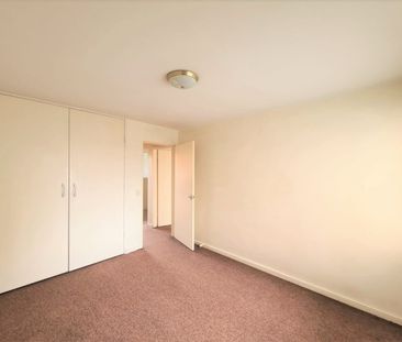 BIG, FIRST FLOOR ONE BEDROOM - WITH OFF STREET PARK - Photo 2