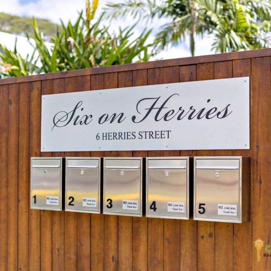 Beautifully Maintained Upstairs Unit In Outstanding Location!! - Photo 1