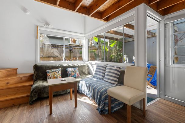 Stylish Two-Storey Apartment Near Shops and Beaches - Photo 1