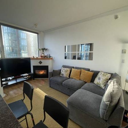 Bright 1 bed + den in Yaletown Downtown Vancouver - Photo 3