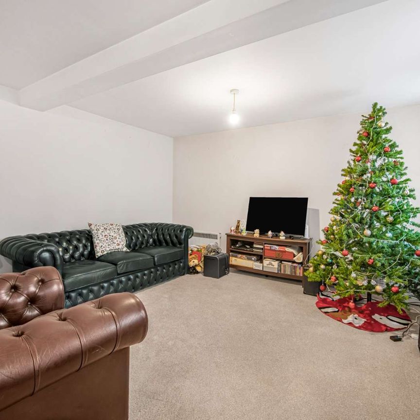 Bright one bedroom ground floor flat with off-street parking in Kew - Photo 1