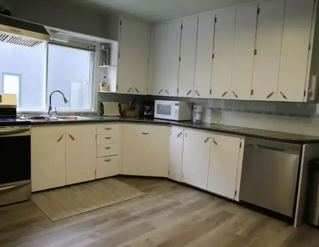 Newly renovated Bright 3 BR 3 Full bath close to downtown | 235 15 Ave NW, Calgary - Photo 1