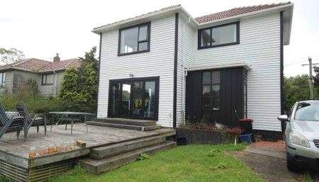 Spacious 3-Bedroom Home - Pet Friendly - Photo 5