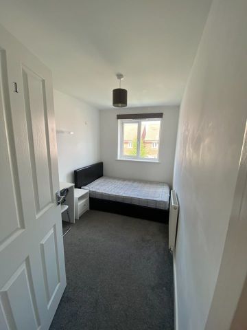 6 Bed Semi-Detached House, Slade Baker Way, BS16 - Photo 4