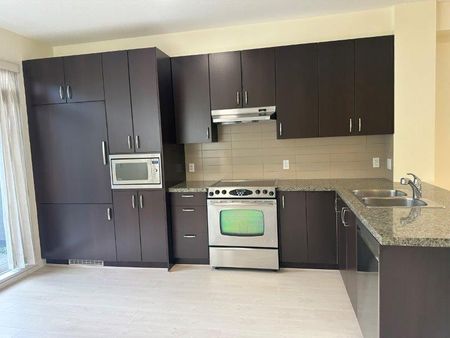 Kaleden Bright South Facing Kitchen 3 Bedroom/2 Bathroom - Photo 5