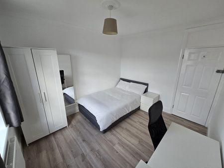 5 Bed Semi-Detached House, Wilton Avenue, SO15 - Photo 3