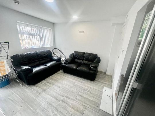 1 bedroom in a house share to rent - Photo 1