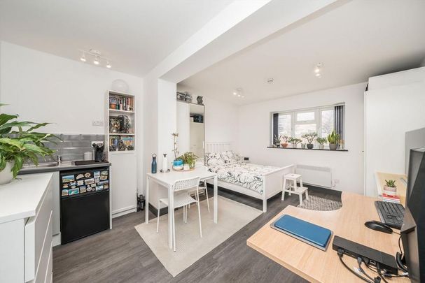 Studio to rent - Photo 1