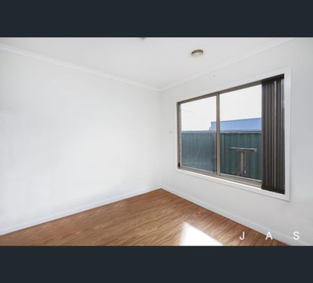 38 St Andrews Drive, Sunshine North, Vic 3020 - Photo 2