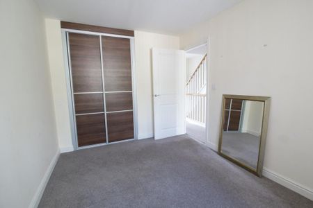 4 bedroom semi-detached house to rent - Photo 4