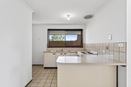 Single level townhouse in a small complex - Photo 5